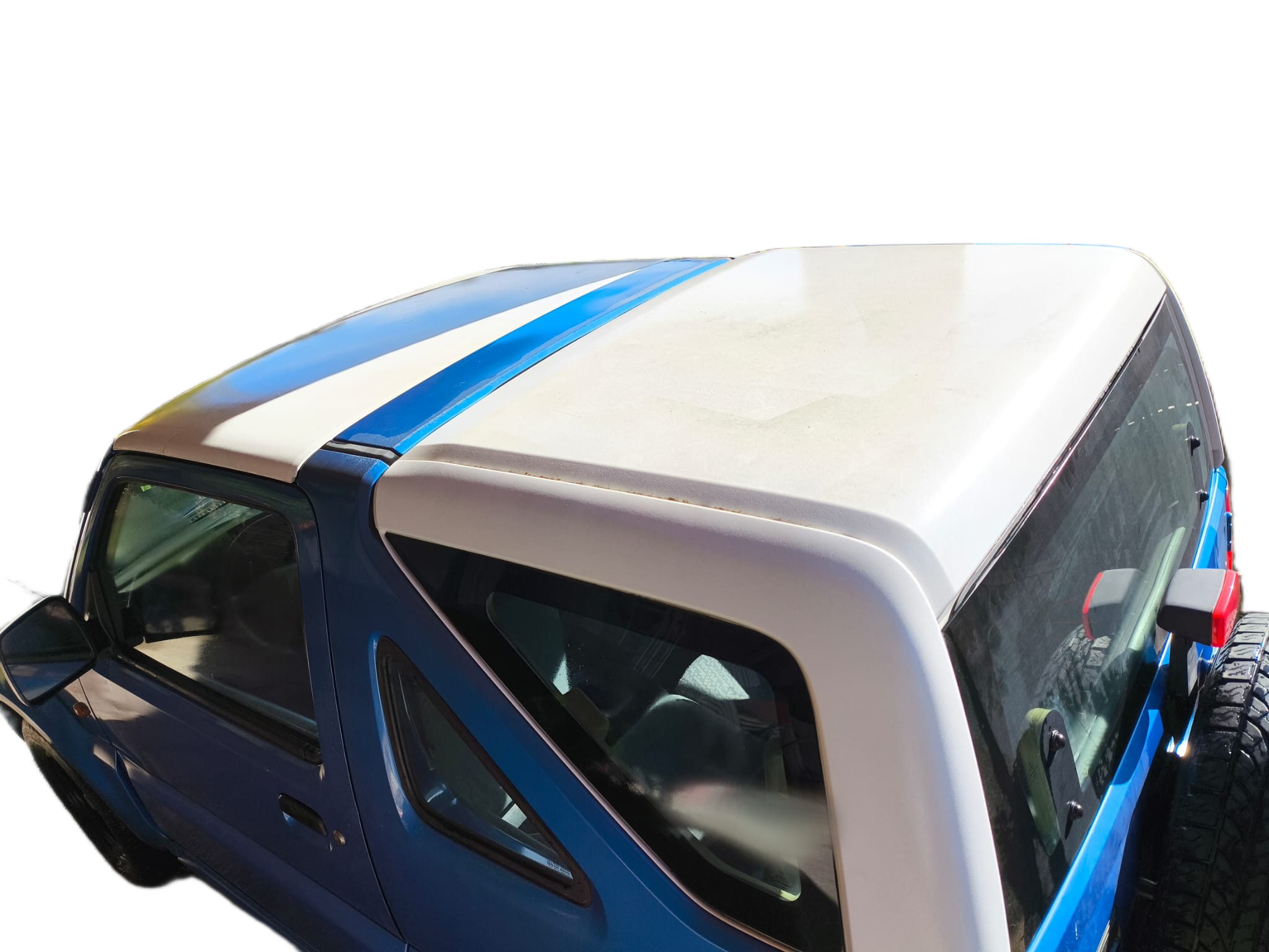 Vista oblicua del techo hardtop blanco con franja azul