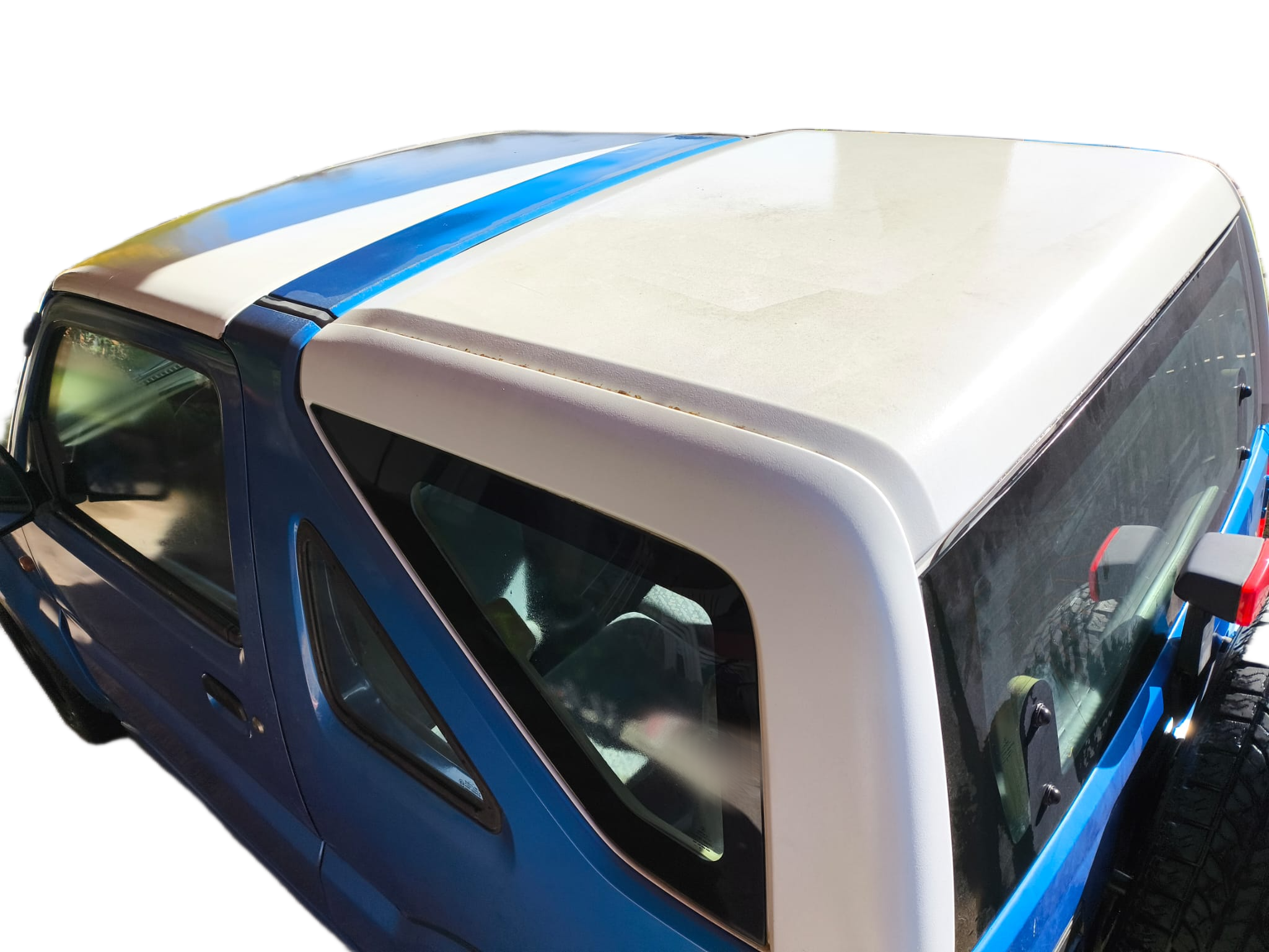 Vista oblicua trasera del techo hardtop blanco