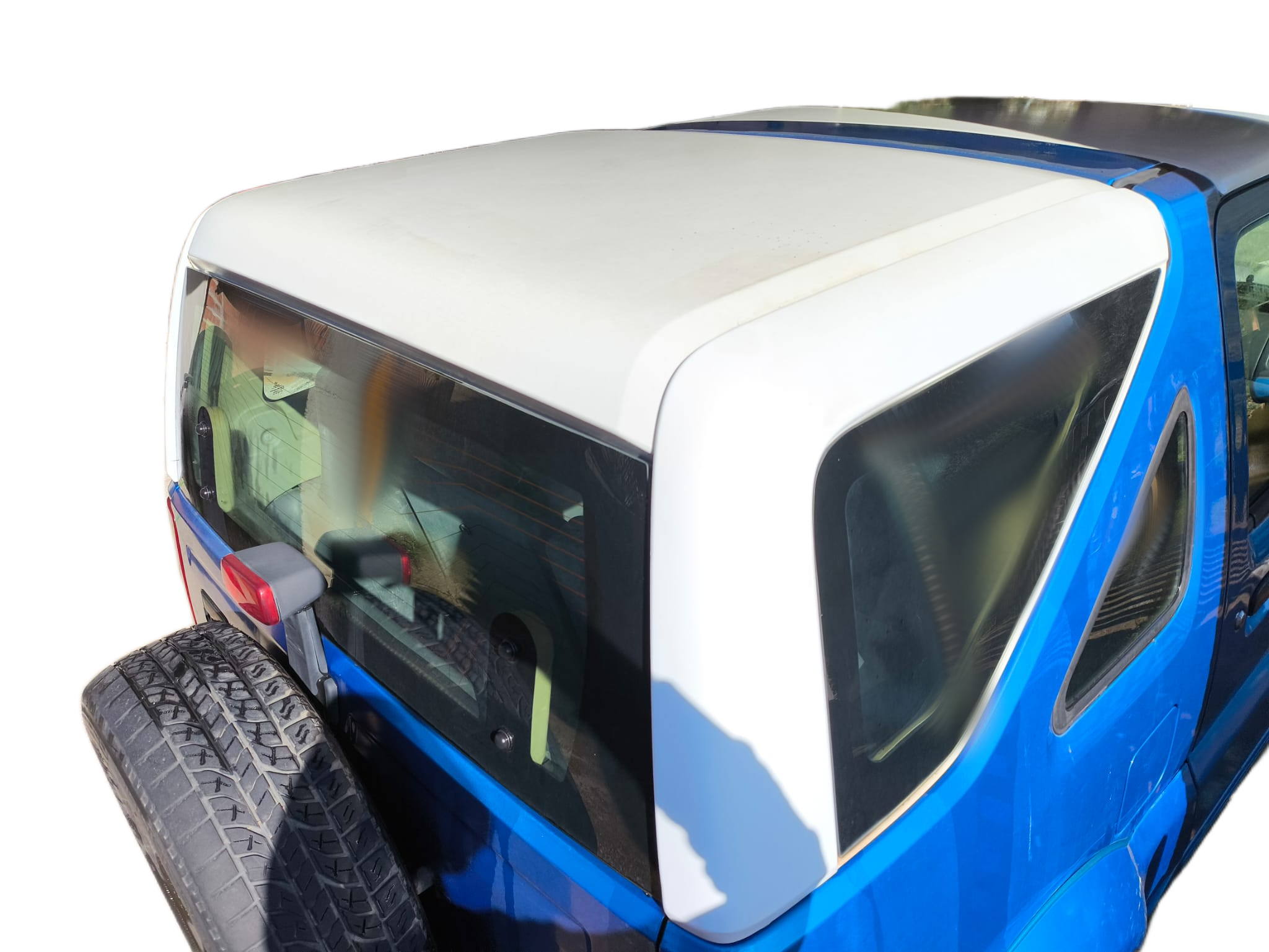 Vista trasera lateral con hardtop blanco y rueda de repuesto