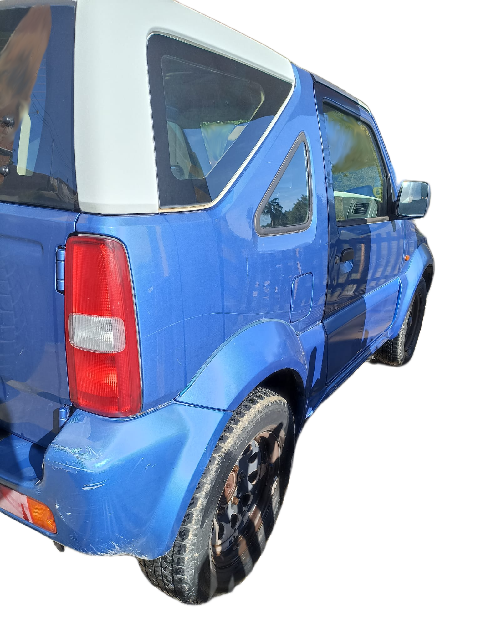 Vista trasera izquierda con hardtop blanco y pilotos traseros