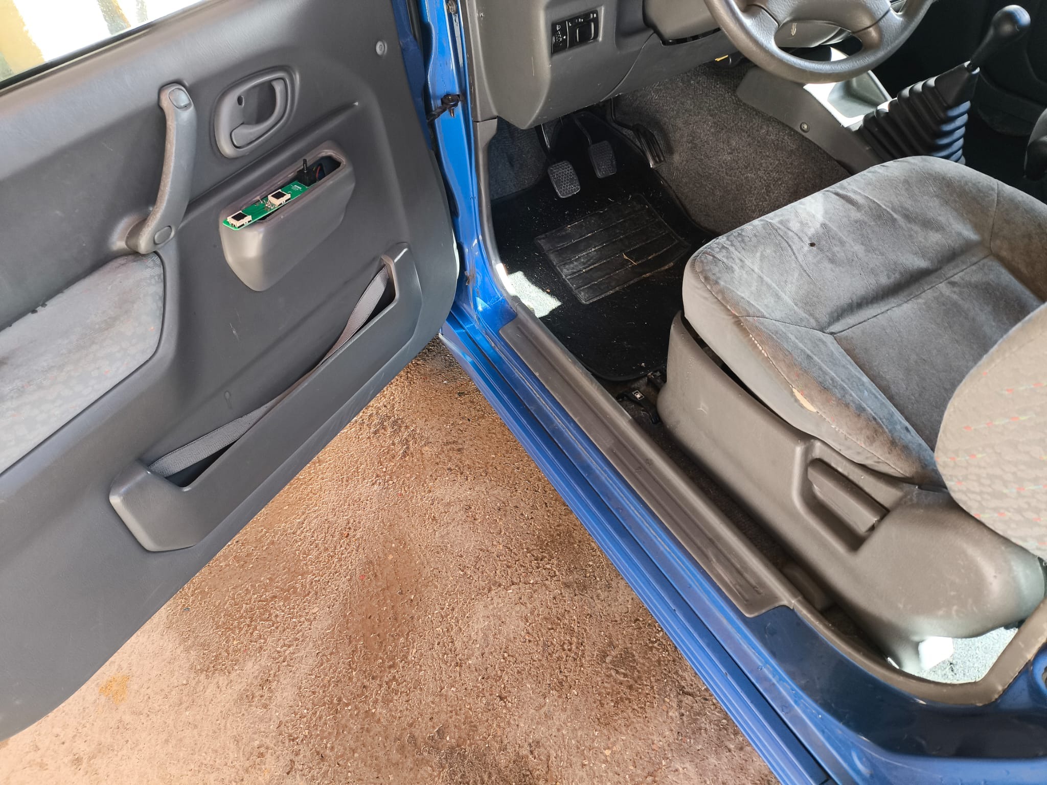 Interior delantero: asiento conductor y pasajero con volante y consola central