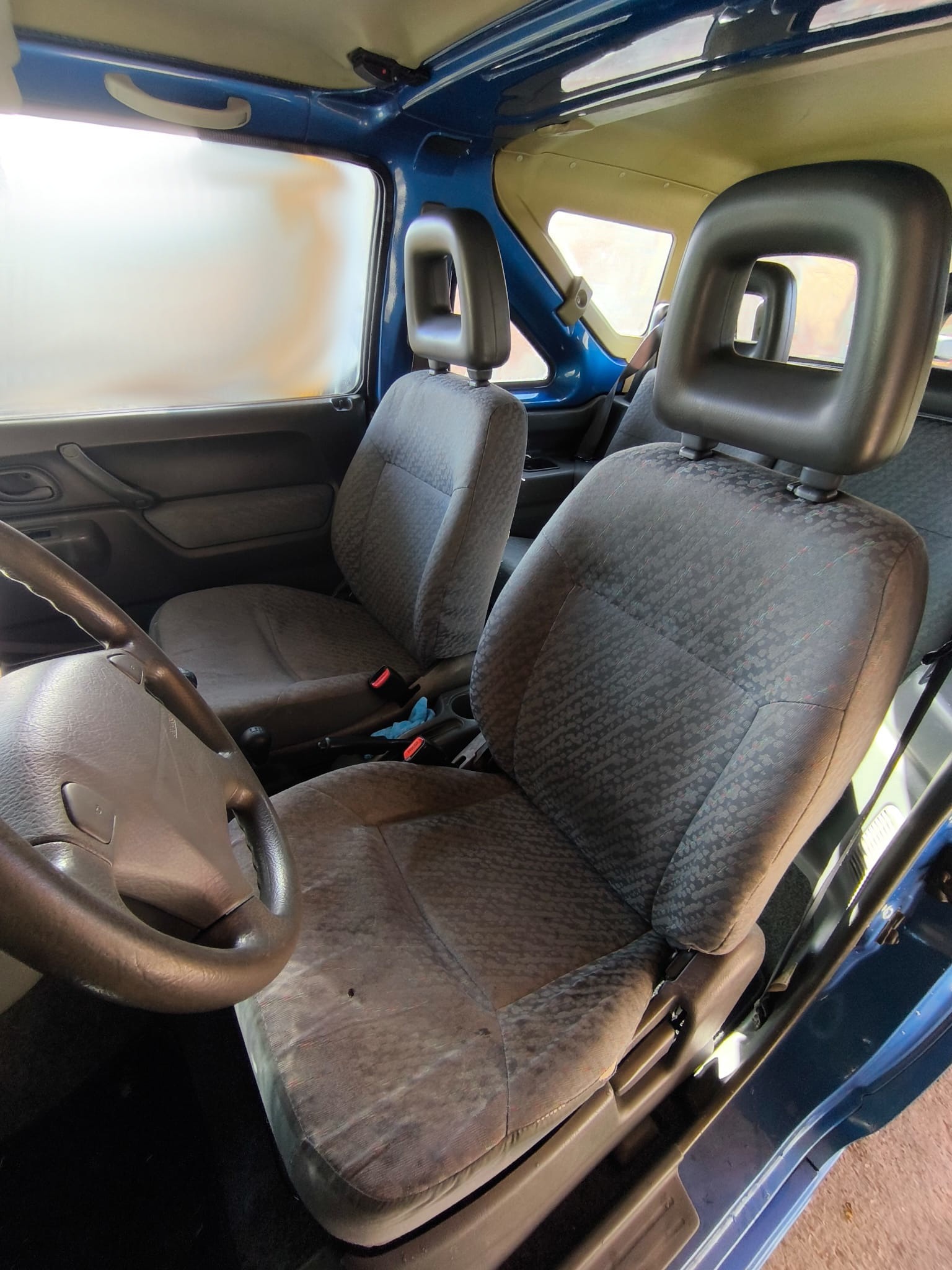 Asiento delantero y acceso interior desde puerta abierta