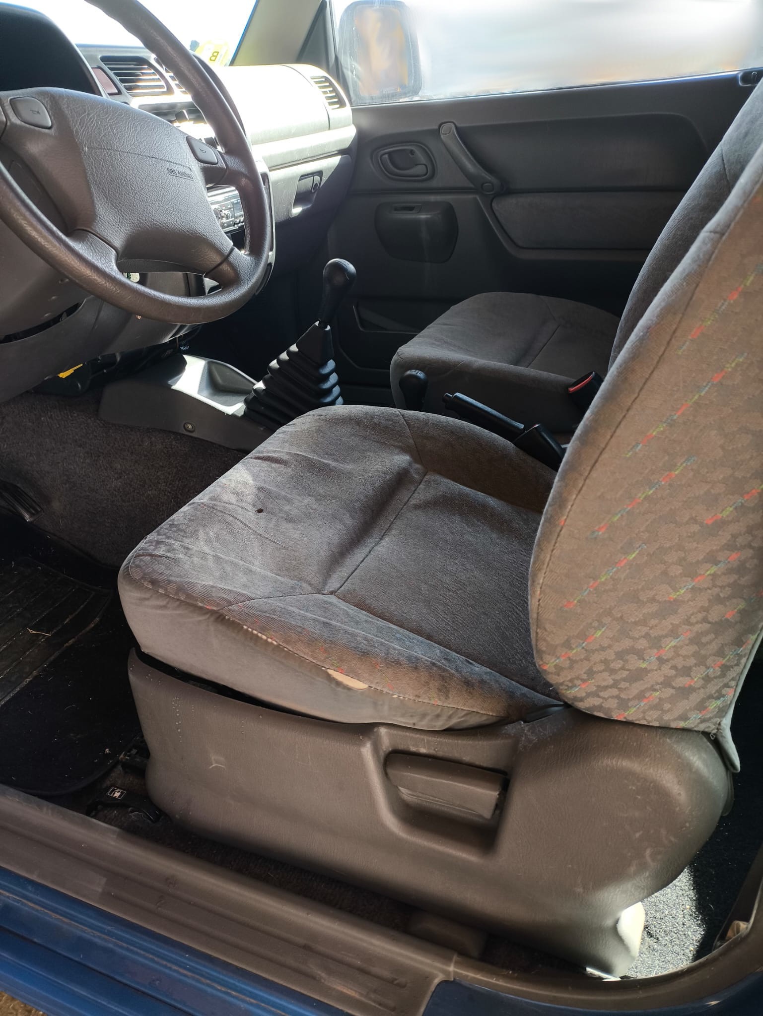 Asiento del conductor con desgaste en la parte delantera del cojín