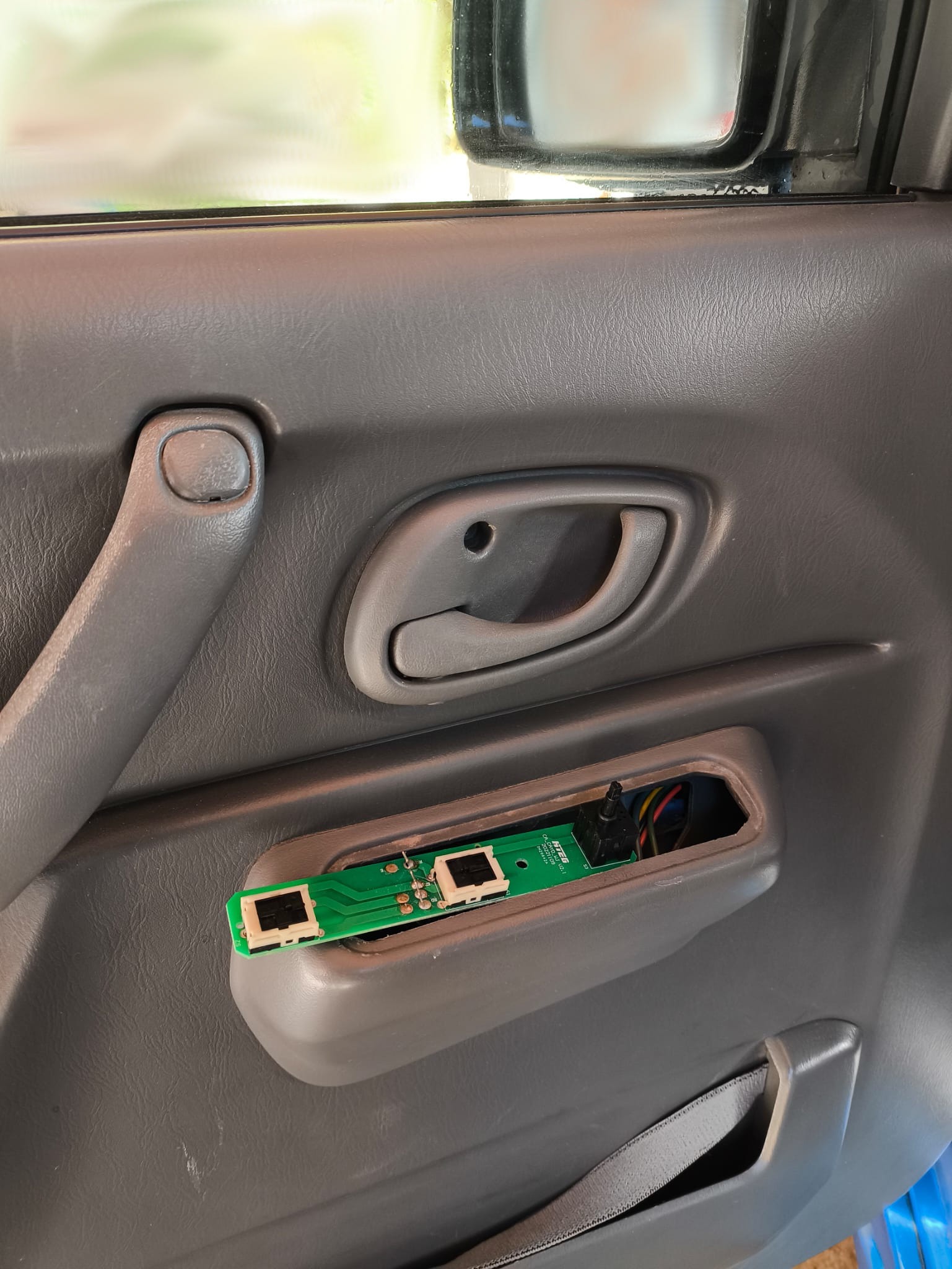 Panel puerta conductor: módulo elevalunas desmontado con placa electrónica expuesta