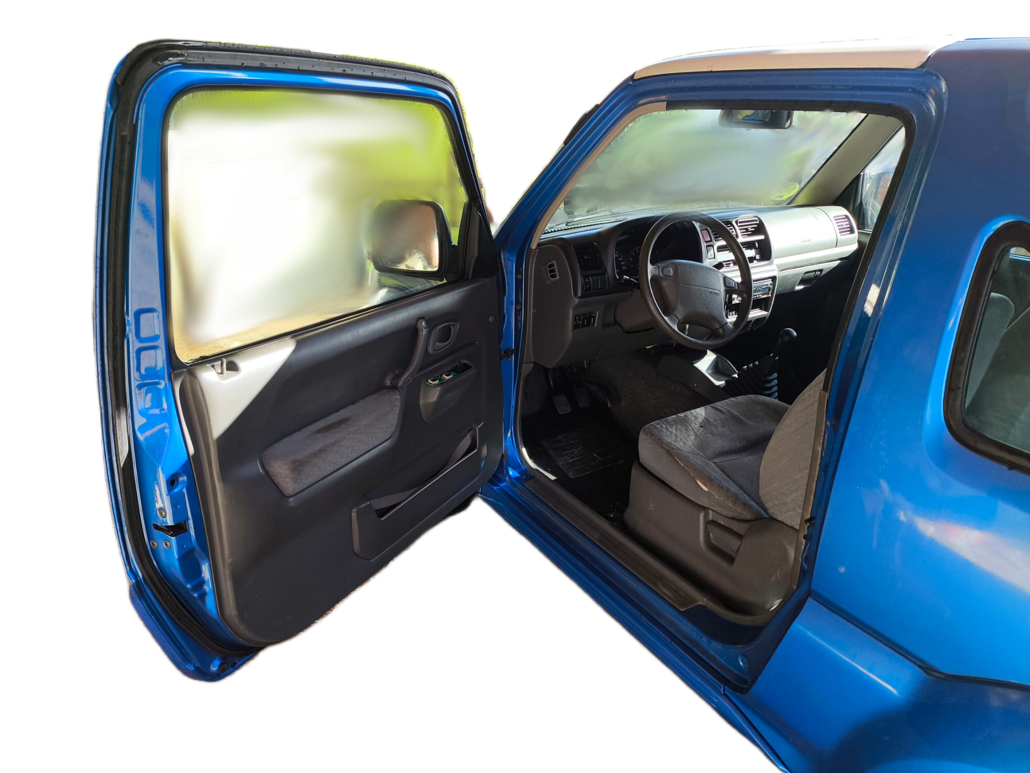 Vista interior completa desde puerta del conductor: salpicadero, asiento y puerta trasera