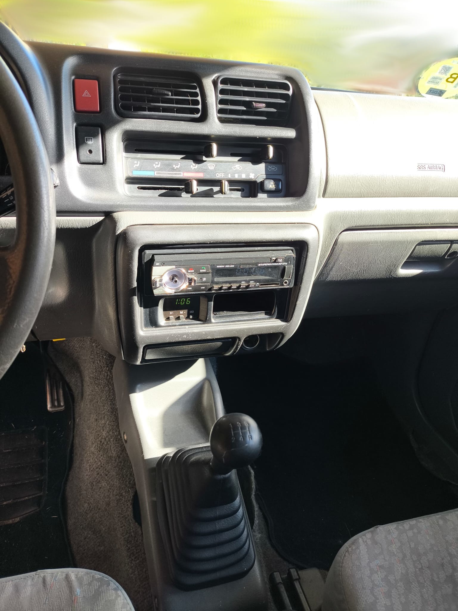 Consola central con radio y mandos de climatización