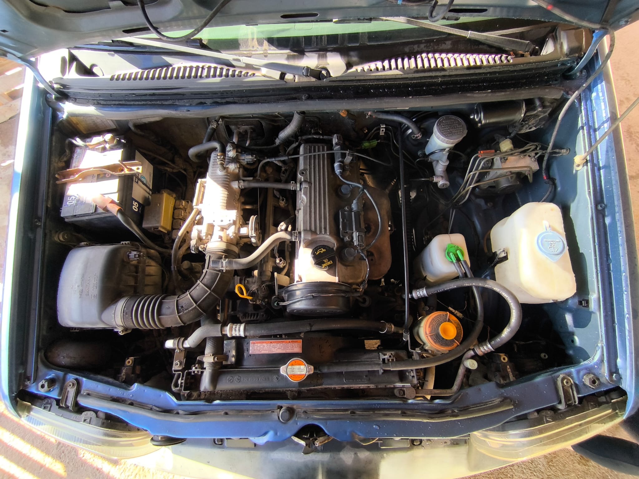 Motor G13BB 1.3L visto desde arriba con capó abierto